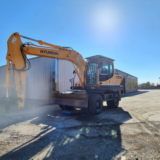 Pelle sur pneus d'occasion HYUNDAI R140W-9