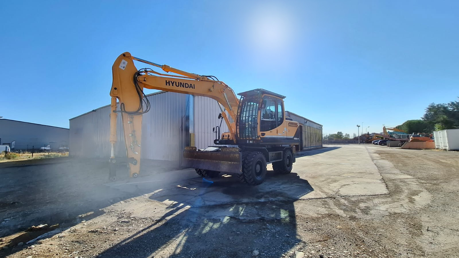 Pelle sur pneus d'occasion HYUNDAI R140W-9